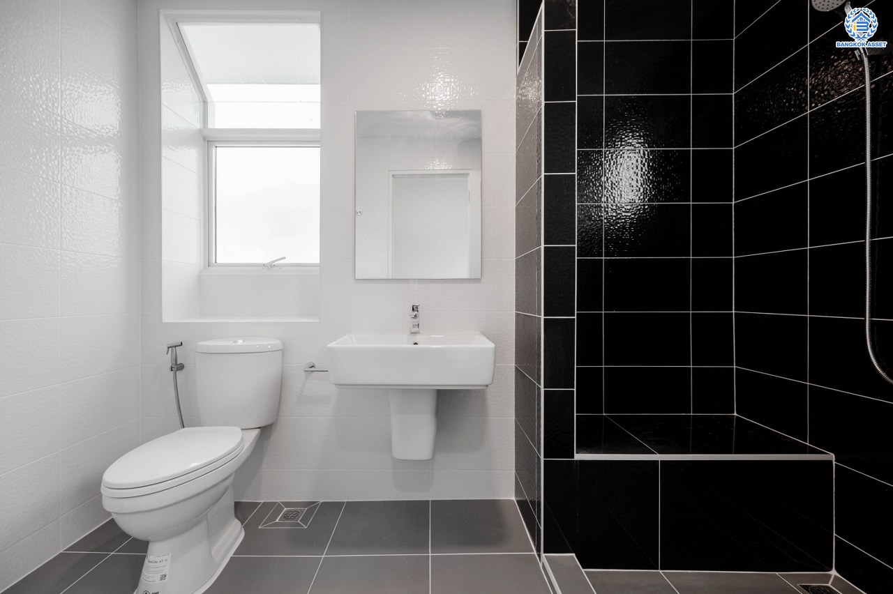 บ้านมือสองตกแต่งใหม่ โครงการ ชัยพฤกษ์ บางบัวทอง จากแบรนด์ LH  เนื้อที่ดิน 82.50 ตร.ว.พื้นที่ใช้สอย 145 ตร.ม. ฟังก์ชัน 3 ห้องนอน 3 ห้องน้ำ 1 ห้องอเนกประสงค์ จอดรถได้ 4 คัน พร้อม Facilities ครบครัน บนทำเลเดินทางสะดวก ติดถนนบางกรวย-ไทรน้อย ใกล้เซ็นทรัลเวสต์เกต และรถไฟฟ้า สายสีม่วง "สถานีบางพลู"