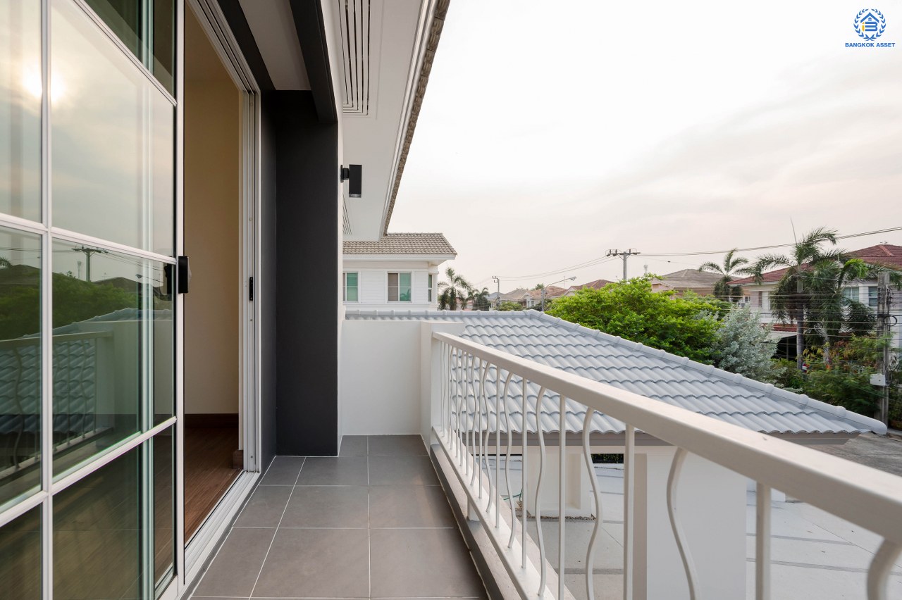 บ้านมือสองตกแต่งใหม่ โครงการ ชัยพฤกษ์ บางบัวทอง จากแบรนด์ LH  เนื้อที่ดิน 82.50 ตร.ว.พื้นที่ใช้สอย 145 ตร.ม. ฟังก์ชัน 3 ห้องนอน 3 ห้องน้ำ 1 ห้องอเนกประสงค์ จอดรถได้ 4 คัน พร้อม Facilities ครบครัน บนทำเลเดินทางสะดวก ติดถนนบางกรวย-ไทรน้อย ใกล้เซ็นทรัลเวสต์เกต และรถไฟฟ้า สายสีม่วง "สถานีบางพลู"