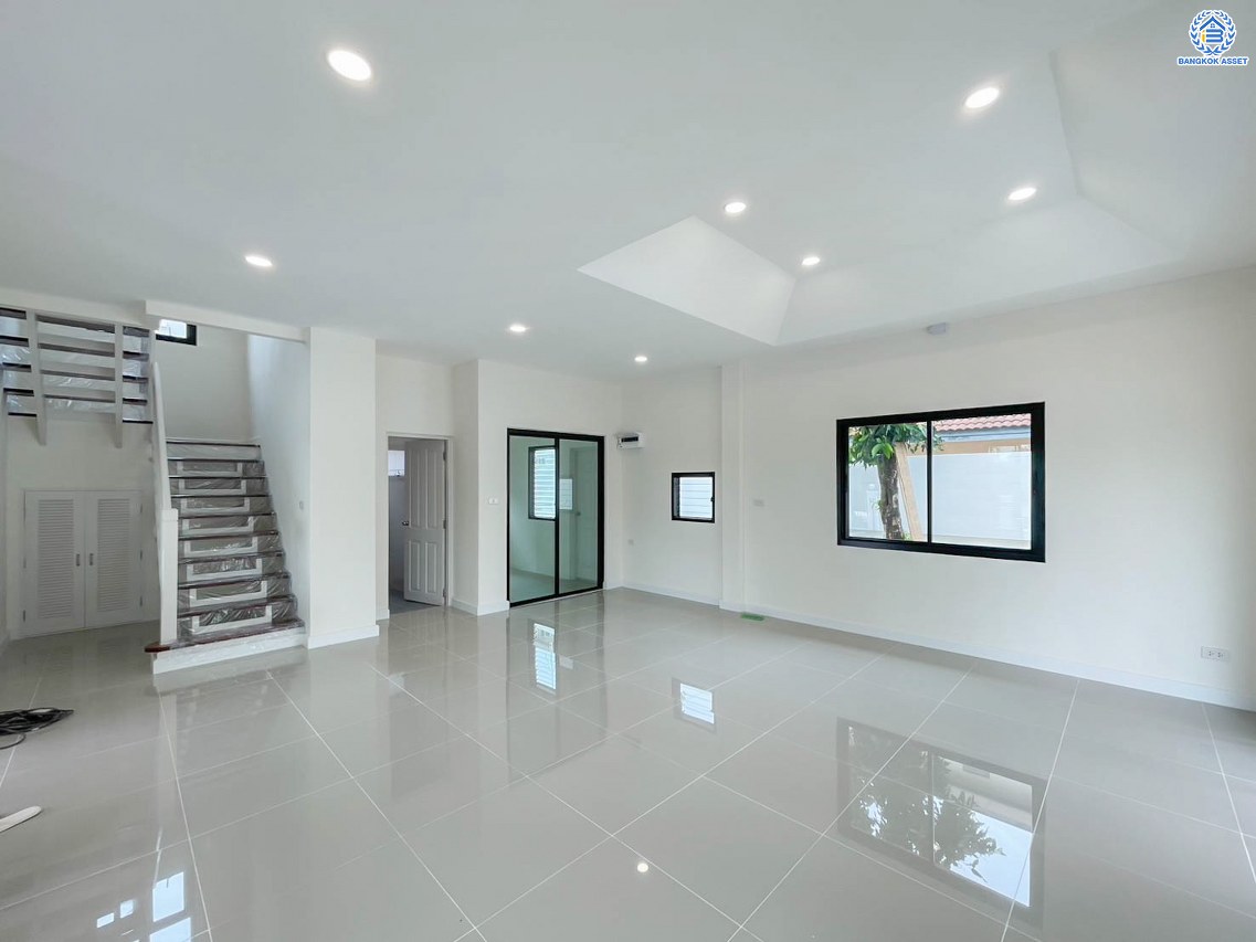 บ้านมือสองตกแต่งใหม่ โครงการ มัณฑนา วัดพระเงิน เนื้อที่กว้างถึง 96.5 ตร.ว. พื้นที่ใช้สอย 188.5 ตร.ม. ฟังก์ชัน 3 ห้องนอน 3 ห้องน้ำ จอดรถได้ 4 คัน พร้อม Living กว้างขวางที่ชั้น 2 บนทำเลเดินทางสะดวก ใกล้เซ็นทรัลเวสต์เกต, รถไฟฟ้าสายสีม่วง "สถานีตลาดบางใหญ่" และทางด่วน "ศรีรัช" จองเลย!