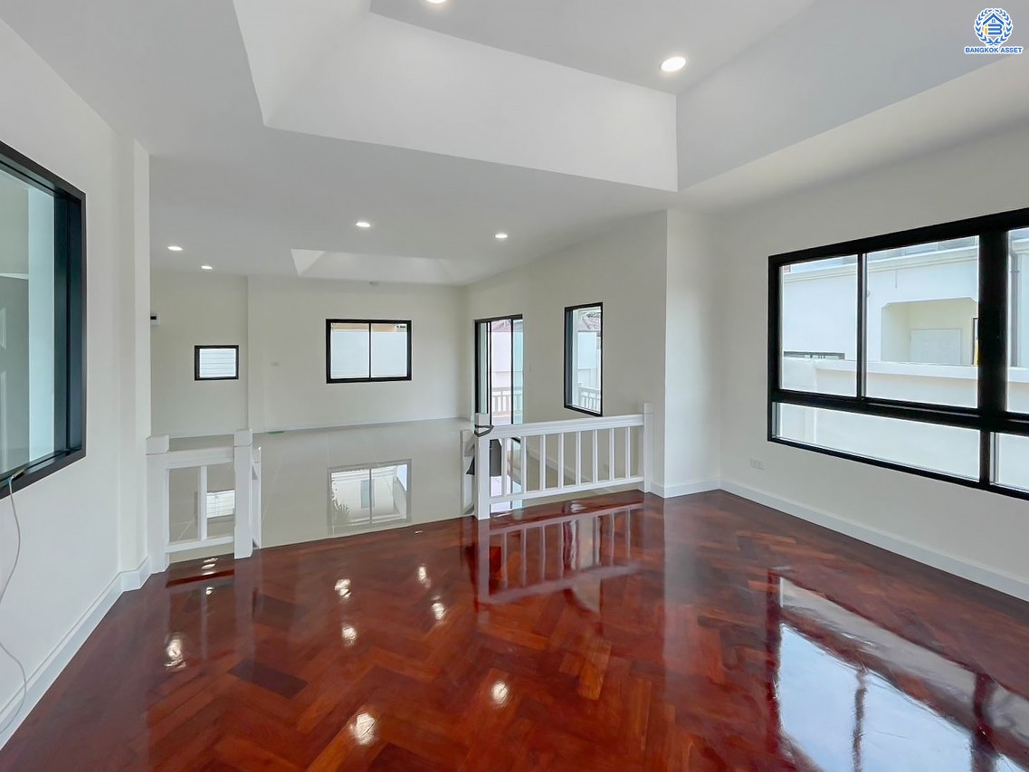 บ้านมือสองตกแต่งใหม่ โครงการ มัณฑนา วัดพระเงิน เนื้อที่กว้างถึง 96.5 ตร.ว. พื้นที่ใช้สอย 188.5 ตร.ม. ฟังก์ชัน 3 ห้องนอน 3 ห้องน้ำ จอดรถได้ 4 คัน พร้อม Living กว้างขวางที่ชั้น 2 บนทำเลเดินทางสะดวก ใกล้เซ็นทรัลเวสต์เกต, รถไฟฟ้าสายสีม่วง "สถานีตลาดบางใหญ่" และทางด่วน "ศรีรัช" จองเลย!