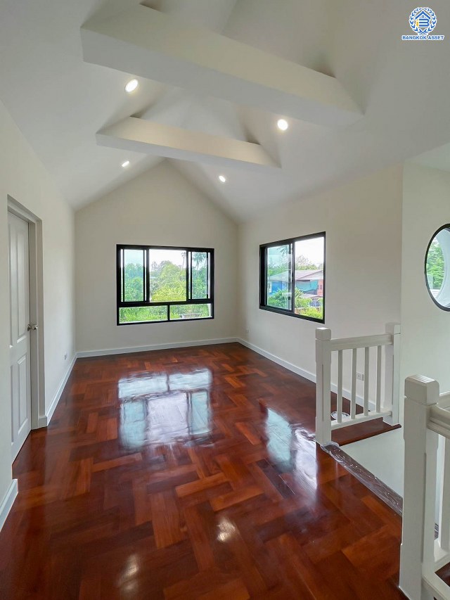 บ้านมือสองตกแต่งใหม่ โครงการ มัณฑนา วัดพระเงิน เนื้อที่กว้างถึง 96.5 ตร.ว. พื้นที่ใช้สอย 188.5 ตร.ม. ฟังก์ชัน 3 ห้องนอน 3 ห้องน้ำ จอดรถได้ 4 คัน พร้อม Living กว้างขวางที่ชั้น 2 บนทำเลเดินทางสะดวก ใกล้เซ็นทรัลเวสต์เกต, รถไฟฟ้าสายสีม่วง "สถานีตลาดบางใหญ่" และทางด่วน "ศรีรัช" จองเลย!