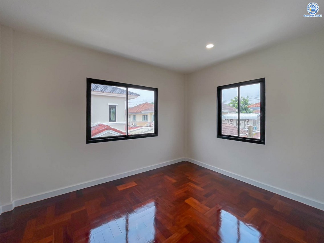 บ้านมือสองตกแต่งใหม่ โครงการ มัณฑนา วัดพระเงิน เนื้อที่กว้างถึง 96.5 ตร.ว. พื้นที่ใช้สอย 188.5 ตร.ม. ฟังก์ชัน 3 ห้องนอน 3 ห้องน้ำ จอดรถได้ 4 คัน พร้อม Living กว้างขวางที่ชั้น 2 บนทำเลเดินทางสะดวก ใกล้เซ็นทรัลเวสต์เกต, รถไฟฟ้าสายสีม่วง "สถานีตลาดบางใหญ่" และทางด่วน "ศรีรัช" จองเลย!