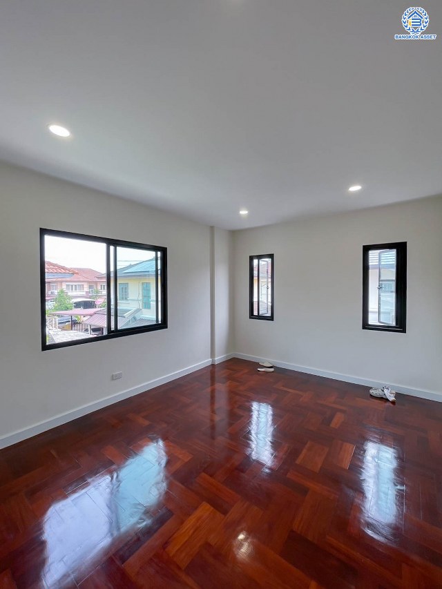 บ้านมือสองตกแต่งใหม่ โครงการ มัณฑนา วัดพระเงิน เนื้อที่กว้างถึง 96.5 ตร.ว. พื้นที่ใช้สอย 188.5 ตร.ม. ฟังก์ชัน 3 ห้องนอน 3 ห้องน้ำ จอดรถได้ 4 คัน พร้อม Living กว้างขวางที่ชั้น 2 บนทำเลเดินทางสะดวก ใกล้เซ็นทรัลเวสต์เกต, รถไฟฟ้าสายสีม่วง "สถานีตลาดบางใหญ่" และทางด่วน "ศรีรัช" จองเลย!