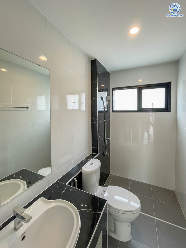 บ้านมือสองตกแต่งใหม่ โครงการ มัณฑนา วัดพระเงิน เนื้อที่กว้างถึง 96.5 ตร.ว. พื้นที่ใช้สอย 188.5 ตร.ม. ฟังก์ชัน 3 ห้องนอน 3 ห้องน้ำ จอดรถได้ 4 คัน พร้อม Living กว้างขวางที่ชั้น 2 บนทำเลเดินทางสะดวก ใกล้เซ็นทรัลเวสต์เกต, รถไฟฟ้าสายสีม่วง "สถานีตลาดบางใหญ่" และทางด่วน "ศรีรัช" จองเลย!