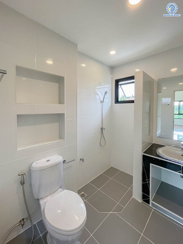 บ้านมือสองตกแต่งใหม่ โครงการ มัณฑนา วัดพระเงิน เนื้อที่กว้างถึง 96.5 ตร.ว. พื้นที่ใช้สอย 188.5 ตร.ม. ฟังก์ชัน 3 ห้องนอน 3 ห้องน้ำ จอดรถได้ 4 คัน พร้อม Living กว้างขวางที่ชั้น 2 บนทำเลเดินทางสะดวก ใกล้เซ็นทรัลเวสต์เกต, รถไฟฟ้าสายสีม่วง "สถานีตลาดบางใหญ่" และทางด่วน "ศรีรัช" จองเลย!