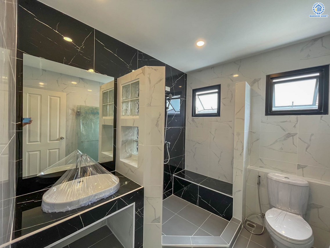 บ้านมือสองตกแต่งใหม่ โครงการ มัณฑนา วัดพระเงิน เนื้อที่กว้างถึง 96.5 ตร.ว. พื้นที่ใช้สอย 188.5 ตร.ม. ฟังก์ชัน 3 ห้องนอน 3 ห้องน้ำ จอดรถได้ 4 คัน พร้อม Living กว้างขวางที่ชั้น 2 บนทำเลเดินทางสะดวก ใกล้เซ็นทรัลเวสต์เกต, รถไฟฟ้าสายสีม่วง "สถานีตลาดบางใหญ่" และทางด่วน "ศรีรัช" จองเลย!