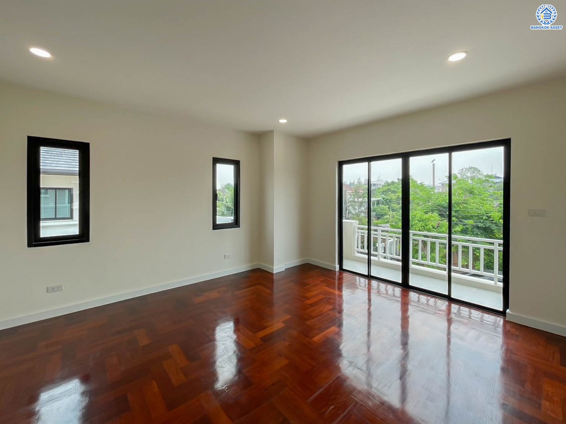 บ้านมือสองตกแต่งใหม่ โครงการ มัณฑนา วัดพระเงิน เนื้อที่กว้างถึง 96.5 ตร.ว. พื้นที่ใช้สอย 188.5 ตร.ม. ฟังก์ชัน 3 ห้องนอน 3 ห้องน้ำ จอดรถได้ 4 คัน พร้อม Living กว้างขวางที่ชั้น 2 บนทำเลเดินทางสะดวก ใกล้เซ็นทรัลเวสต์เกต, รถไฟฟ้าสายสีม่วง "สถานีตลาดบางใหญ่" และทางด่วน "ศรีรัช" จองเลย!