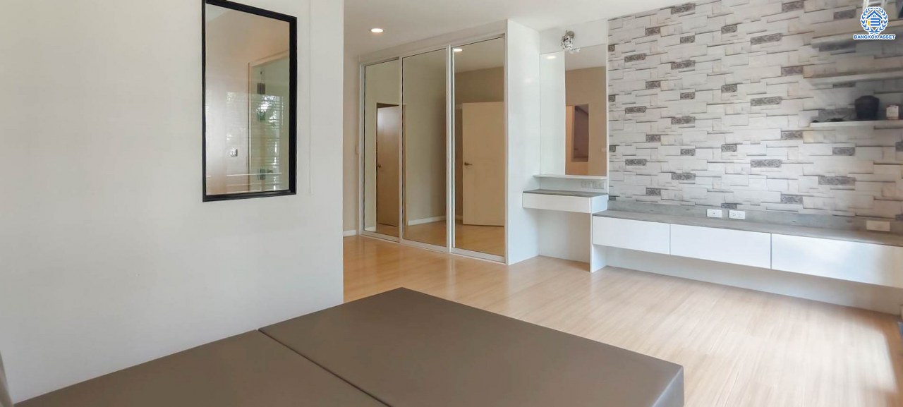 *****ทาวน์โฮม 3 ชั้นมือสองนนทบุรี โครงการ บ้านกลางเมือง รัตนาธิเบศร์ เนื้อที่กว้าง 18.1 ตร.ว. ฟังก์ชัน 3 ห้องนอน 3 ห้องน้ำ 2 ที่จอดรถ บ้านสวย แถมฟรี! 3 เครื่องปรับอากาศ 1 เครื่องทำน้ำอุ่น บนทำเลติดถนนรัตนาธิเบศร์ ใกล้รถไฟฟ้าสายสีม่วง "สถานีบางกระสอ" และทางด่วน "ศรีรัช"