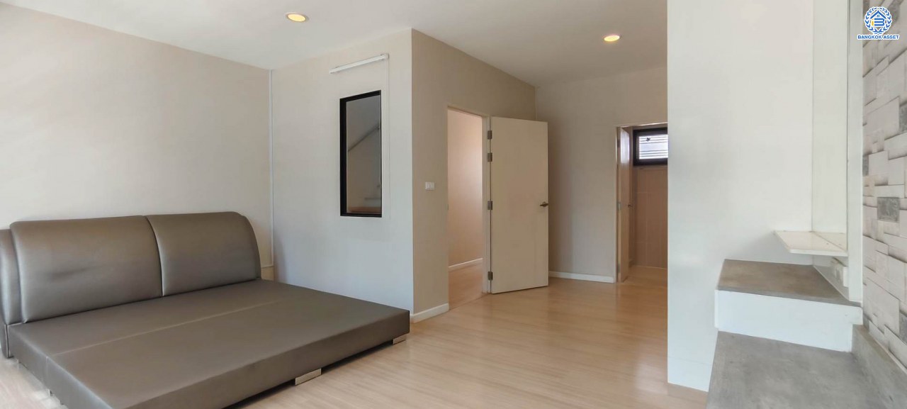 *****ทาวน์โฮม 3 ชั้นมือสองนนทบุรี โครงการ บ้านกลางเมือง รัตนาธิเบศร์ เนื้อที่กว้าง 18.1 ตร.ว. ฟังก์ชัน 3 ห้องนอน 3 ห้องน้ำ 2 ที่จอดรถ บ้านสวย แถมฟรี! 3 เครื่องปรับอากาศ 1 เครื่องทำน้ำอุ่น บนทำเลติดถนนรัตนาธิเบศร์ ใกล้รถไฟฟ้าสายสีม่วง "สถานีบางกระสอ" และทางด่วน "ศรีรัช"