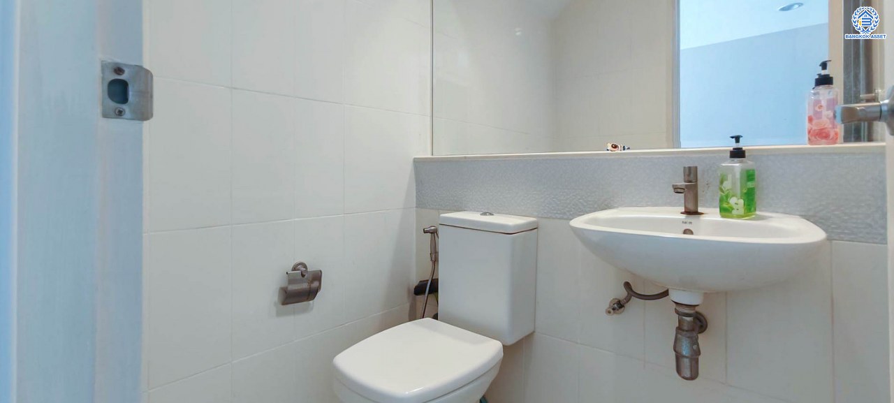 *****ทาวน์โฮม 3 ชั้นมือสองนนทบุรี โครงการ บ้านกลางเมือง รัตนาธิเบศร์ เนื้อที่กว้าง 18.1 ตร.ว. ฟังก์ชัน 3 ห้องนอน 3 ห้องน้ำ 2 ที่จอดรถ บ้านสวย แถมฟรี! 3 เครื่องปรับอากาศ 1 เครื่องทำน้ำอุ่น บนทำเลติดถนนรัตนาธิเบศร์ ใกล้รถไฟฟ้าสายสีม่วง "สถานีบางกระสอ" และทางด่วน "ศรีรัช"