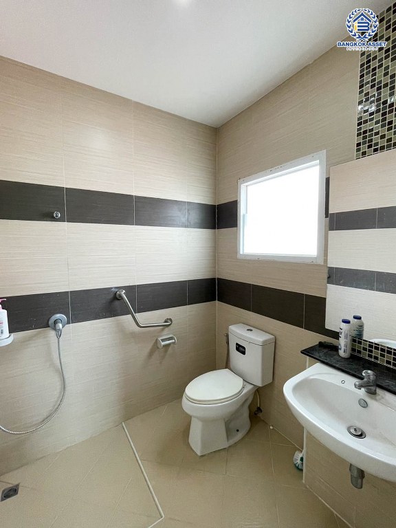 *****บ้านเดี่ยวมือสอง โครงการ แลนซีโอ เพชรเกษม77 หลังมุม เนื้อที่ 53 ตร.ว. ฟังก์ชัน 3 ห้องนอน 2 ห้องน้ำ 1 ที่จอดรถ บ้านพร้อมอยู่ ภายในสวย โครงการบนทำเลเดินทางสะดวก เชื่อมต่อถนนเพชรเกษม ถนนพุทธมณฑลสาย4 ถนนเอกชัย ใกล้รถไฟฟ้าสายสีน้ำเงิน "สถานีสถานีบางแค" และจุดขึ้นทางด่วน "ศรีรัช"