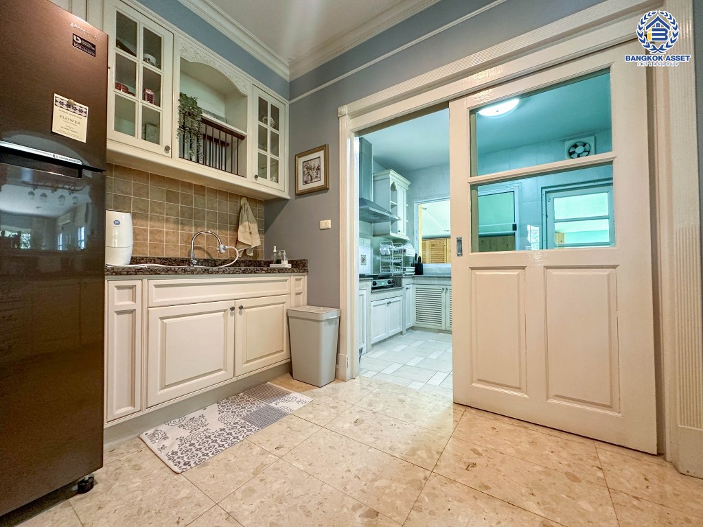 *****บ้านเดี่ยวมือสอง โครงการ มัณฑนา วงแหวน-ปิ่นเกล้า หลังมุม เนื้อที่ 223.80 ตร.ว. ฟังก์ชัน 4 ห้องนอน 4 ห้องน้ำ 6 ที่จอดรถ บ้านพร้อมอยู่ โครงการบนทำเลเดินทางสะดวก เชื่อมต่อถนนกาญจนาภิเษก ถนนบางม่วง-บางคูลัด ใกล้รถไฟฟ้าสายสีม่วง "สถานีสามแยกบางใหญ่"  และจุดขึ้นทางด่วน "ศรีรัช"