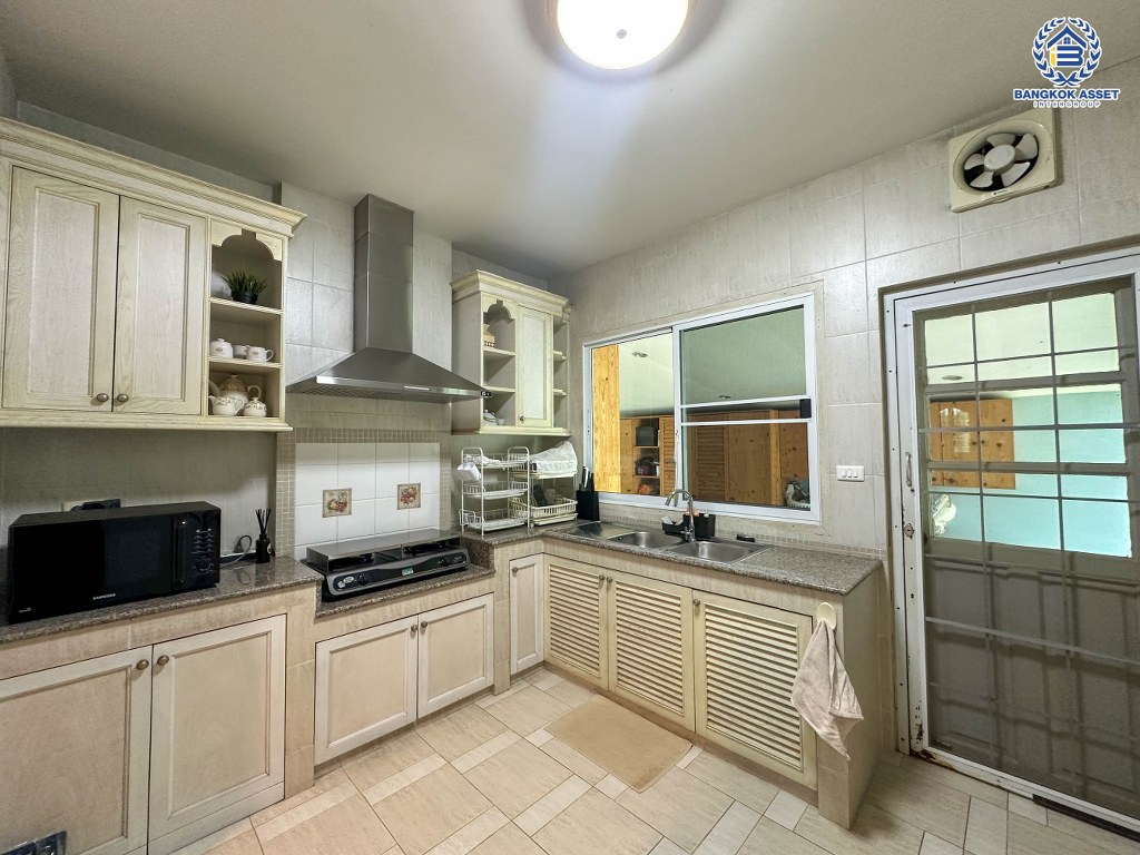 *****บ้านเดี่ยวมือสอง โครงการ มัณฑนา วงแหวน-ปิ่นเกล้า หลังมุม เนื้อที่ 223.80 ตร.ว. ฟังก์ชัน 4 ห้องนอน 4 ห้องน้ำ 6 ที่จอดรถ บ้านพร้อมอยู่ โครงการบนทำเลเดินทางสะดวก เชื่อมต่อถนนกาญจนาภิเษก ถนนบางม่วง-บางคูลัด ใกล้รถไฟฟ้าสายสีม่วง "สถานีสามแยกบางใหญ่"  และจุดขึ้นทางด่วน "ศรีรัช"