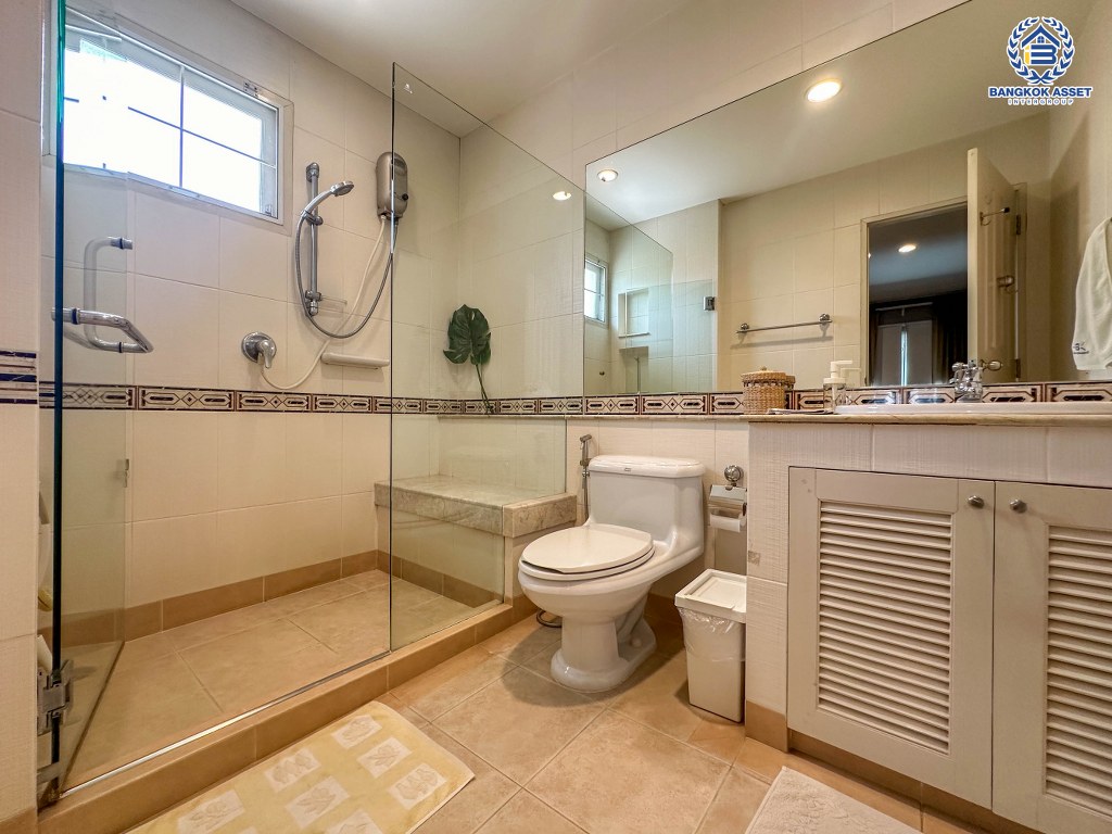 *****บ้านเดี่ยวมือสอง โครงการ มัณฑนา วงแหวน-ปิ่นเกล้า หลังมุม เนื้อที่ 223.80 ตร.ว. ฟังก์ชัน 4 ห้องนอน 4 ห้องน้ำ 6 ที่จอดรถ บ้านพร้อมอยู่ โครงการบนทำเลเดินทางสะดวก เชื่อมต่อถนนกาญจนาภิเษก ถนนบางม่วง-บางคูลัด ใกล้รถไฟฟ้าสายสีม่วง "สถานีสามแยกบางใหญ่"  และจุดขึ้นทางด่วน "ศรีรัช"