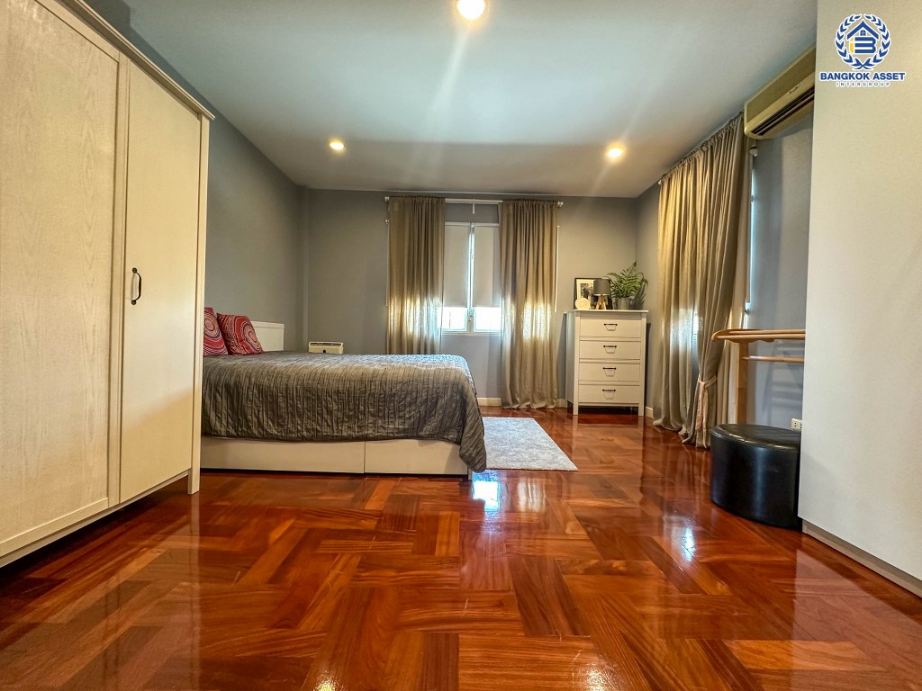 *****บ้านเดี่ยวมือสอง โครงการ มัณฑนา วงแหวน-ปิ่นเกล้า หลังมุม เนื้อที่ 223.80 ตร.ว. ฟังก์ชัน 4 ห้องนอน 4 ห้องน้ำ 6 ที่จอดรถ บ้านพร้อมอยู่ โครงการบนทำเลเดินทางสะดวก เชื่อมต่อถนนกาญจนาภิเษก ถนนบางม่วง-บางคูลัด ใกล้รถไฟฟ้าสายสีม่วง "สถานีสามแยกบางใหญ่"  และจุดขึ้นทางด่วน "ศรีรัช"