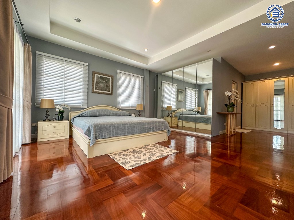 *****บ้านเดี่ยวมือสอง โครงการ มัณฑนา วงแหวน-ปิ่นเกล้า หลังมุม เนื้อที่ 223.80 ตร.ว. ฟังก์ชัน 4 ห้องนอน 4 ห้องน้ำ 6 ที่จอดรถ บ้านพร้อมอยู่ โครงการบนทำเลเดินทางสะดวก เชื่อมต่อถนนกาญจนาภิเษก ถนนบางม่วง-บางคูลัด ใกล้รถไฟฟ้าสายสีม่วง "สถานีสามแยกบางใหญ่"  และจุดขึ้นทางด่วน "ศรีรัช"