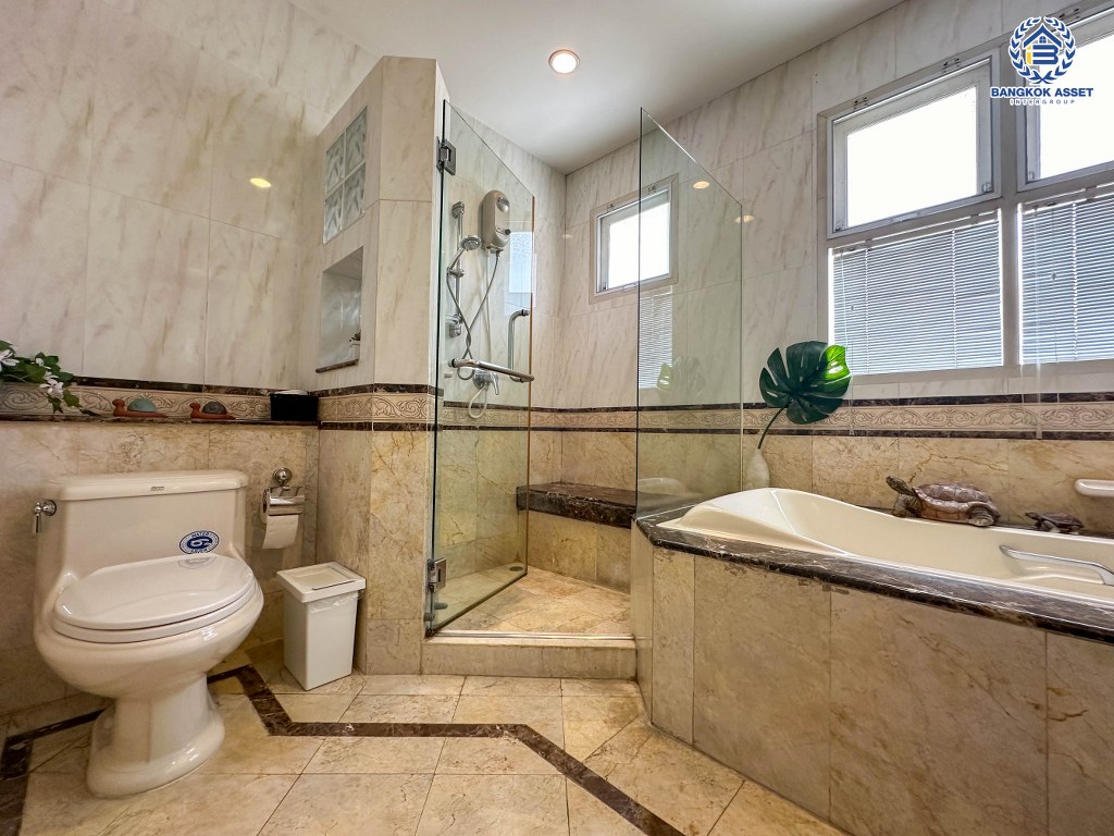 *****บ้านเดี่ยวมือสอง โครงการ มัณฑนา วงแหวน-ปิ่นเกล้า หลังมุม เนื้อที่ 223.80 ตร.ว. ฟังก์ชัน 4 ห้องนอน 4 ห้องน้ำ 6 ที่จอดรถ บ้านพร้อมอยู่ โครงการบนทำเลเดินทางสะดวก เชื่อมต่อถนนกาญจนาภิเษก ถนนบางม่วง-บางคูลัด ใกล้รถไฟฟ้าสายสีม่วง "สถานีสามแยกบางใหญ่"  และจุดขึ้นทางด่วน "ศรีรัช"