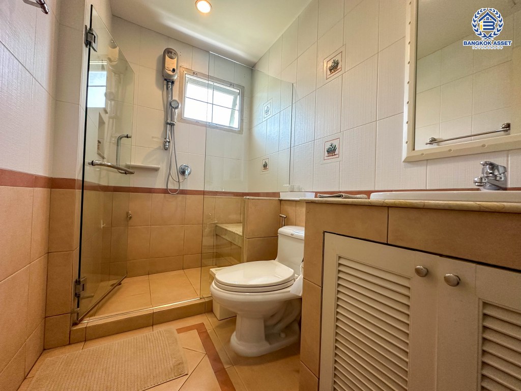 *****บ้านเดี่ยวมือสอง โครงการ มัณฑนา วงแหวน-ปิ่นเกล้า หลังมุม เนื้อที่ 223.80 ตร.ว. ฟังก์ชัน 4 ห้องนอน 4 ห้องน้ำ 6 ที่จอดรถ บ้านพร้อมอยู่ โครงการบนทำเลเดินทางสะดวก เชื่อมต่อถนนกาญจนาภิเษก ถนนบางม่วง-บางคูลัด ใกล้รถไฟฟ้าสายสีม่วง "สถานีสามแยกบางใหญ่"  และจุดขึ้นทางด่วน "ศรีรัช"