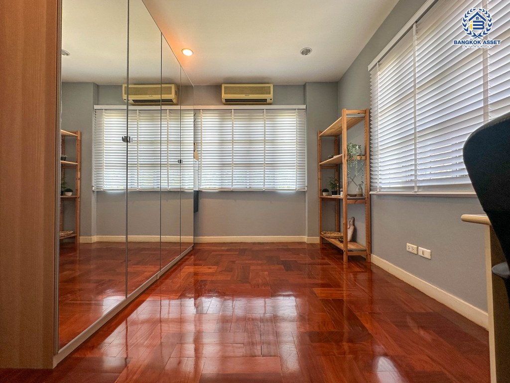 *****บ้านเดี่ยวมือสอง โครงการ มัณฑนา วงแหวน-ปิ่นเกล้า หลังมุม เนื้อที่ 223.80 ตร.ว. ฟังก์ชัน 4 ห้องนอน 4 ห้องน้ำ 6 ที่จอดรถ บ้านพร้อมอยู่ โครงการบนทำเลเดินทางสะดวก เชื่อมต่อถนนกาญจนาภิเษก ถนนบางม่วง-บางคูลัด ใกล้รถไฟฟ้าสายสีม่วง "สถานีสามแยกบางใหญ่"  และจุดขึ้นทางด่วน "ศรีรัช"