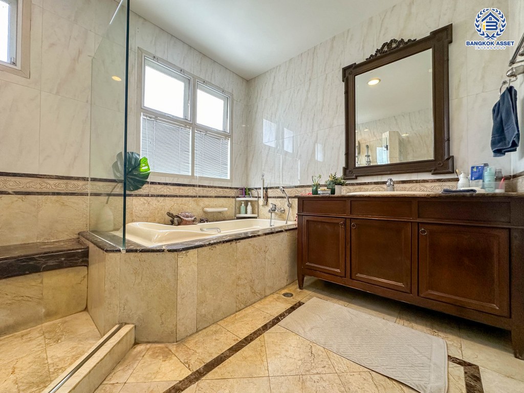 *****บ้านเดี่ยวมือสอง โครงการ มัณฑนา วงแหวน-ปิ่นเกล้า หลังมุม เนื้อที่ 223.80 ตร.ว. ฟังก์ชัน 4 ห้องนอน 4 ห้องน้ำ 6 ที่จอดรถ บ้านพร้อมอยู่ โครงการบนทำเลเดินทางสะดวก เชื่อมต่อถนนกาญจนาภิเษก ถนนบางม่วง-บางคูลัด ใกล้รถไฟฟ้าสายสีม่วง "สถานีสามแยกบางใหญ่"  และจุดขึ้นทางด่วน "ศรีรัช"