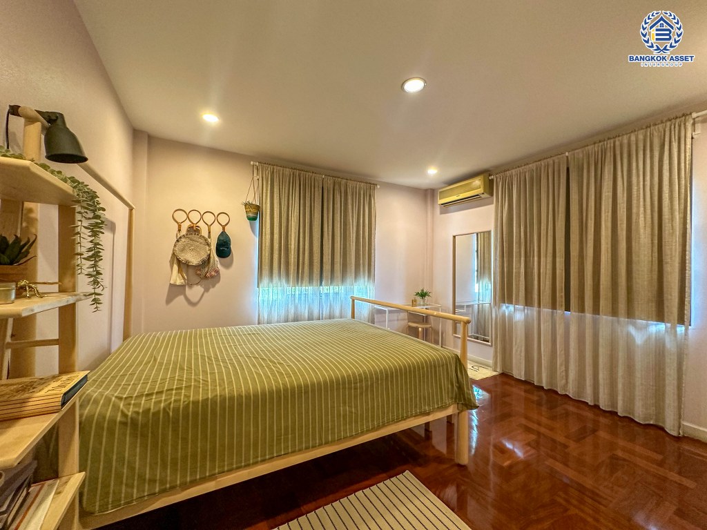 *****บ้านเดี่ยวมือสอง โครงการ มัณฑนา วงแหวน-ปิ่นเกล้า หลังมุม เนื้อที่ 223.80 ตร.ว. ฟังก์ชัน 4 ห้องนอน 4 ห้องน้ำ 6 ที่จอดรถ บ้านพร้อมอยู่ โครงการบนทำเลเดินทางสะดวก เชื่อมต่อถนนกาญจนาภิเษก ถนนบางม่วง-บางคูลัด ใกล้รถไฟฟ้าสายสีม่วง "สถานีสามแยกบางใหญ่"  และจุดขึ้นทางด่วน "ศรีรัช"