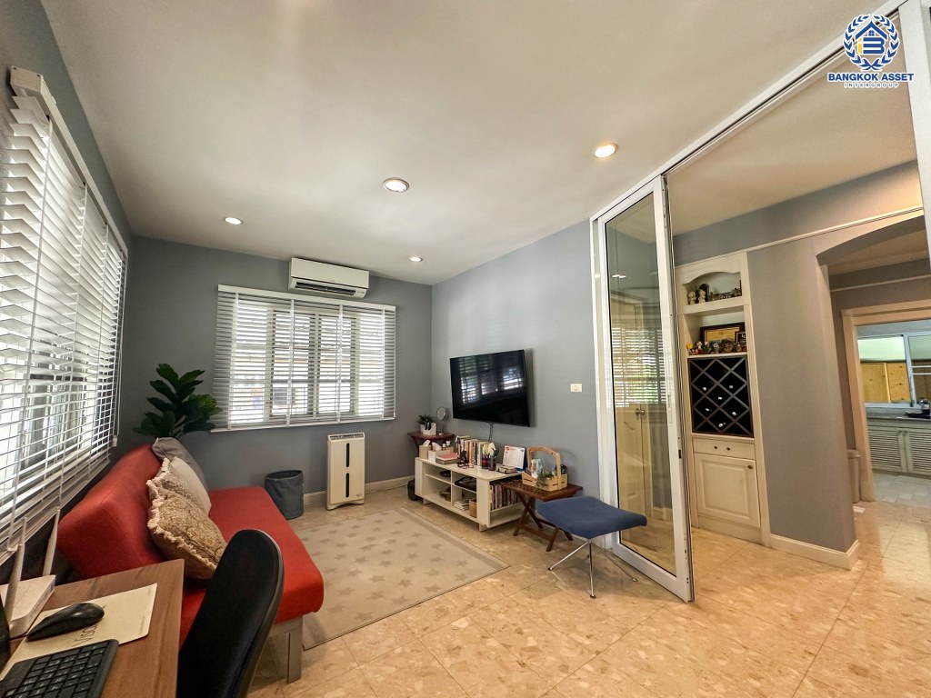 *****บ้านเดี่ยวมือสอง โครงการ มัณฑนา วงแหวน-ปิ่นเกล้า หลังมุม เนื้อที่ 223.80 ตร.ว. ฟังก์ชัน 4 ห้องนอน 4 ห้องน้ำ 6 ที่จอดรถ บ้านพร้อมอยู่ โครงการบนทำเลเดินทางสะดวก เชื่อมต่อถนนกาญจนาภิเษก ถนนบางม่วง-บางคูลัด ใกล้รถไฟฟ้าสายสีม่วง "สถานีสามแยกบางใหญ่"  และจุดขึ้นทางด่วน "ศรีรัช"