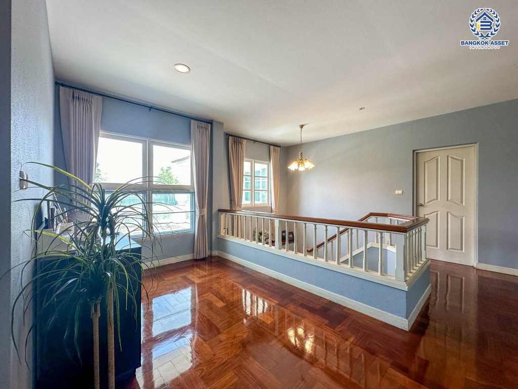 *****บ้านเดี่ยวมือสอง โครงการ มัณฑนา วงแหวน-ปิ่นเกล้า หลังมุม เนื้อที่ 223.80 ตร.ว. ฟังก์ชัน 4 ห้องนอน 4 ห้องน้ำ 6 ที่จอดรถ บ้านพร้อมอยู่ โครงการบนทำเลเดินทางสะดวก เชื่อมต่อถนนกาญจนาภิเษก ถนนบางม่วง-บางคูลัด ใกล้รถไฟฟ้าสายสีม่วง "สถานีสามแยกบางใหญ่"  และจุดขึ้นทางด่วน "ศรีรัช"