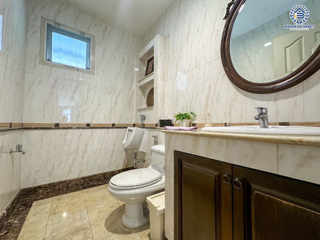 *****บ้านเดี่ยวมือสอง โครงการ มัณฑนา วงแหวน-ปิ่นเกล้า หลังมุม เนื้อที่ 223.80 ตร.ว. ฟังก์ชัน 4 ห้องนอน 4 ห้องน้ำ 6 ที่จอดรถ บ้านพร้อมอยู่ โครงการบนทำเลเดินทางสะดวก เชื่อมต่อถนนกาญจนาภิเษก ถนนบางม่วง-บางคูลัด ใกล้รถไฟฟ้าสายสีม่วง "สถานีสามแยกบางใหญ่"  และจุดขึ้นทางด่วน "ศรีรัช"