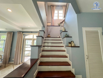 *****บ้านเดี่ยวมือสอง โครงการ มัณฑนา วงแหวน-ปิ่นเกล้า หลังมุม เนื้อที่ 223.80 ตร.ว. ฟังก์ชัน 4 ห้องนอน 4 ห้องน้ำ 6 ที่จอดรถ บ้านพร้อมอยู่ โครงการบนทำเลเดินทางสะดวก เชื่อมต่อถนนกาญจนาภิเษก ถนนบางม่วง-บางคูลัด ใกล้รถไฟฟ้าสายสีม่วง "สถานีสามแยกบางใหญ่"  และจุดขึ้นทางด่วน "ศรีรัช"