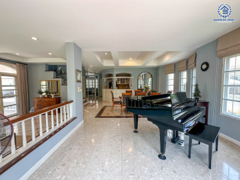 *****บ้านเดี่ยวมือสอง โครงการ มัณฑนา วงแหวน-ปิ่นเกล้า หลังมุม เนื้อที่ 223.80 ตร.ว. ฟังก์ชัน 4 ห้องนอน 4 ห้องน้ำ 6 ที่จอดรถ บ้านพร้อมอยู่ โครงการบนทำเลเดินทางสะดวก เชื่อมต่อถนนกาญจนาภิเษก ถนนบางม่วง-บางคูลัด ใกล้รถไฟฟ้าสายสีม่วง "สถานีสามแยกบางใหญ่"  และจุดขึ้นทางด่วน "ศรีรัช"