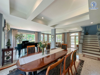 *****บ้านเดี่ยวมือสอง โครงการ มัณฑนา วงแหวน-ปิ่นเกล้า หลังมุม เนื้อที่ 223.80 ตร.ว. ฟังก์ชัน 4 ห้องนอน 4 ห้องน้ำ 6 ที่จอดรถ บ้านพร้อมอยู่ โครงการบนทำเลเดินทางสะดวก เชื่อมต่อถนนกาญจนาภิเษก ถนนบางม่วง-บางคูลัด ใกล้รถไฟฟ้าสายสีม่วง "สถานีสามแยกบางใหญ่"  และจุดขึ้นทางด่วน "ศรีรัช"