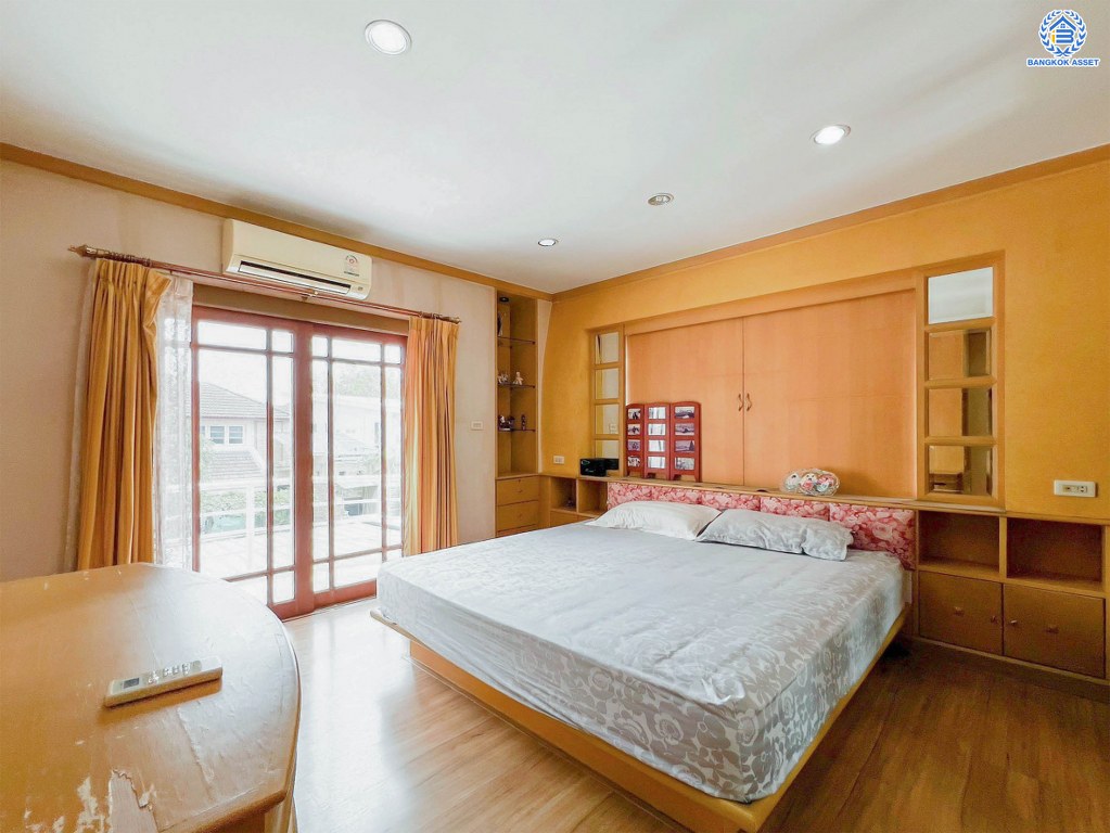 *****บ้านเดี่ยวมือสอง โครงการ กฤษดานคร31 ปิ่นเกล้า หลังมุม เนื้อที่ 73.8 ตร.ว. ฟังก์ชัน 3 ห้องนอน 3 ห้องน้ำ 3 ที่จอดรถ บรรยากาศดีวิวริมน้ำ พร้อมเข้าอยู่ บนทำเลเดินทางสะดวก เชื่อมต่อถนนพุทธมณฑลสาย2 ถนนเพชรเกษม ใกล้รถไฟสายสีแดง "สถานีตลิ่งชัน" และทางคู่ขนานลอยฟ้าบรมราชชนนี