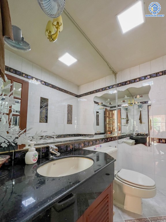 *****บ้านเดี่ยวมือสอง โครงการ กฤษดานคร31 ปิ่นเกล้า หลังมุม เนื้อที่ 73.8 ตร.ว. ฟังก์ชัน 3 ห้องนอน 3 ห้องน้ำ 3 ที่จอดรถ บรรยากาศดีวิวริมน้ำ พร้อมเข้าอยู่ บนทำเลเดินทางสะดวก เชื่อมต่อถนนพุทธมณฑลสาย2 ถนนเพชรเกษม ใกล้รถไฟสายสีแดง "สถานีตลิ่งชัน" และทางคู่ขนานลอยฟ้าบรมราชชนนี