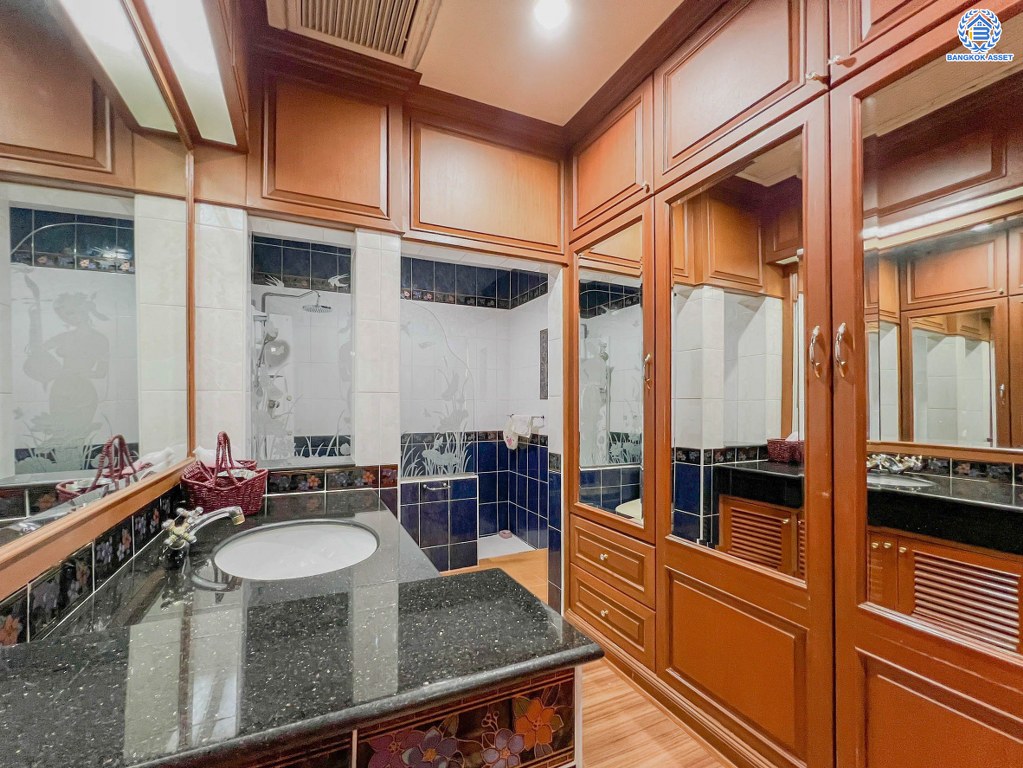 *****บ้านเดี่ยวมือสอง โครงการ กฤษดานคร31 ปิ่นเกล้า หลังมุม เนื้อที่ 73.8 ตร.ว. ฟังก์ชัน 3 ห้องนอน 3 ห้องน้ำ 3 ที่จอดรถ บรรยากาศดีวิวริมน้ำ พร้อมเข้าอยู่ บนทำเลเดินทางสะดวก เชื่อมต่อถนนพุทธมณฑลสาย2 ถนนเพชรเกษม ใกล้รถไฟสายสีแดง "สถานีตลิ่งชัน" และทางคู่ขนานลอยฟ้าบรมราชชนนี