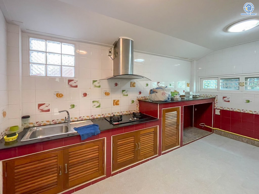 บ้านเดี่ยวมือสอง โครงการ คาซ่าวิลล์1 ราชพฤกษ์-รัตนาธิเบศร์ หลังมุม เนื้อที่ 69 ตร.ว. ฟังก์ชัน 4 ห้องนอน 4 ห้องน้ำ 2 ที่จอดรถ บ้านสวยเนื้อที่กว้าง ตกแต่งสไตล์คลาสสิก พร้อมเข้าอยู่ โครงการบนทำเลเดินทางสะดวก เชื่อมต่อถนนราชพฤกษ์ ถนนรัตนาธิเบศร์ ถนนติวานนท์ ใกล้รถไฟฟ้าสายสีม่วง "สถานีบางรักน้อยท่าอิฐ"