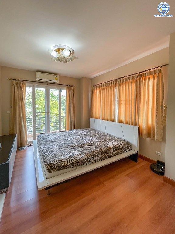 บ้านเดี่ยวมือสอง โครงการ คาซ่าวิลล์1 ราชพฤกษ์-รัตนาธิเบศร์ หลังมุม เนื้อที่ 69 ตร.ว. ฟังก์ชัน 4 ห้องนอน 4 ห้องน้ำ 2 ที่จอดรถ บ้านสวยเนื้อที่กว้าง ตกแต่งสไตล์คลาสสิก พร้อมเข้าอยู่ โครงการบนทำเลเดินทางสะดวก เชื่อมต่อถนนราชพฤกษ์ ถนนรัตนาธิเบศร์ ถนนติวานนท์ ใกล้รถไฟฟ้าสายสีม่วง "สถานีบางรักน้อยท่าอิฐ"