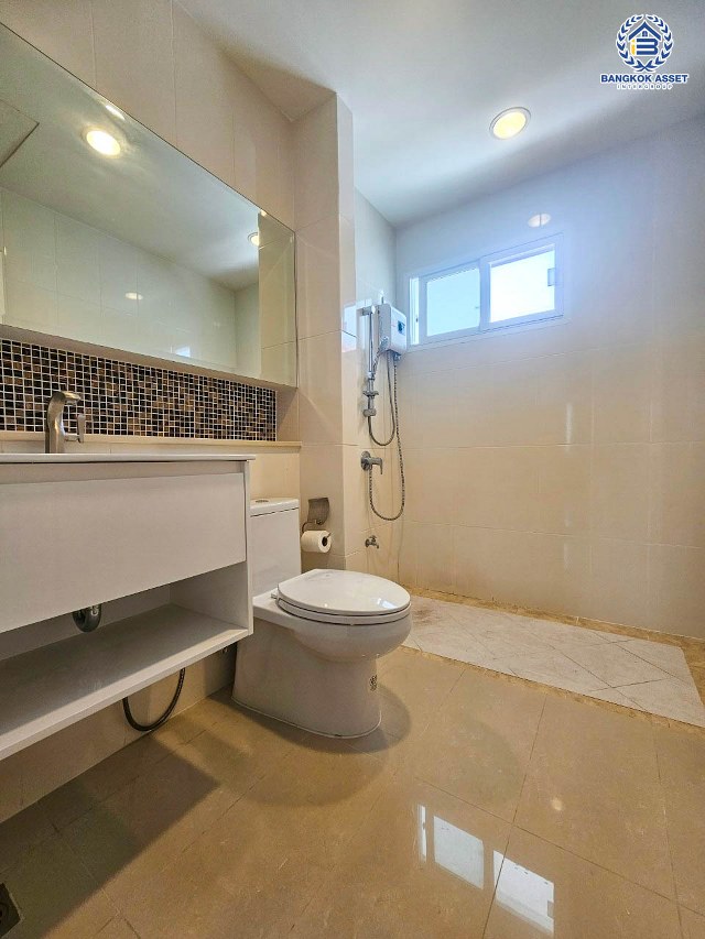 *****บ้านเดี่ยวมือสอง โครงการ เดอะเซนโทร รัตนาธิเบศร์ หลังมุม เนื้อที่ 84.10 ตร.ว. พื้นที่ใช้สอยกว้างกว่า 300 ตร.ม. ฟังก์ชัน 3 ห้องนอน 3 ห้องน้ำ 2 ที่จอดรถ บนทำเลเดินทางสะดวก เชื่อมต่อถนนรัตนาธิเบศร์ ถนนราชพฤกษ์ ถนนบางกรวย-ไทรน้อย ใกล้รถไฟฟ้าสายสีม่วง "สถานีบางพลู" และจุดขึ้นทางด่วน "งามวงศ์วาน"