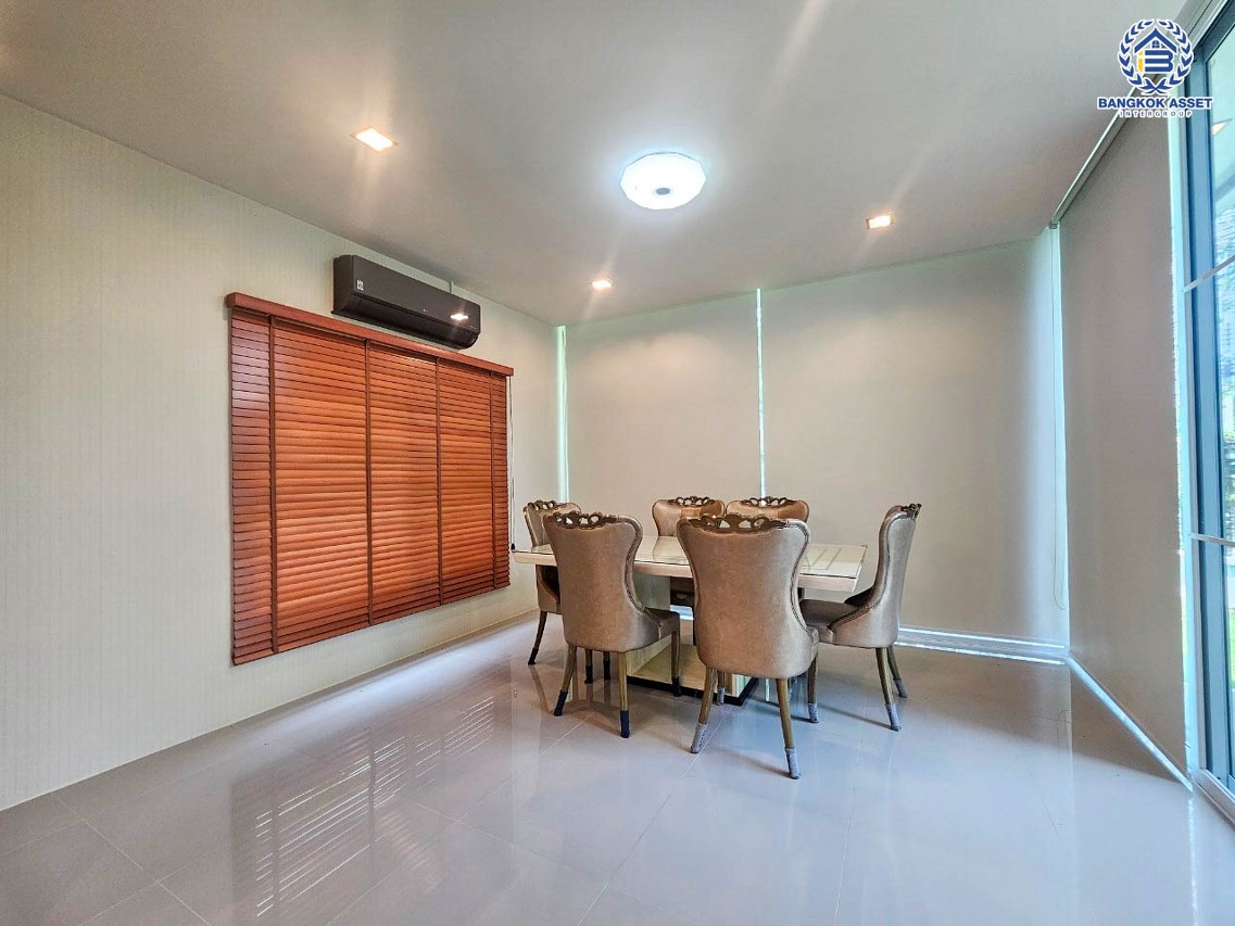 *****บ้านเดี่ยวมือสอง โครงการ เดอะเซนโทร รัตนาธิเบศร์ หลังมุม เนื้อที่ 84.10 ตร.ว. พื้นที่ใช้สอยกว้างกว่า 300 ตร.ม. ฟังก์ชัน 3 ห้องนอน 3 ห้องน้ำ 2 ที่จอดรถ บนทำเลเดินทางสะดวก เชื่อมต่อถนนรัตนาธิเบศร์ ถนนราชพฤกษ์ ถนนบางกรวย-ไทรน้อย ใกล้รถไฟฟ้าสายสีม่วง "สถานีบางพลู" และจุดขึ้นทางด่วน "งามวงศ์วาน"