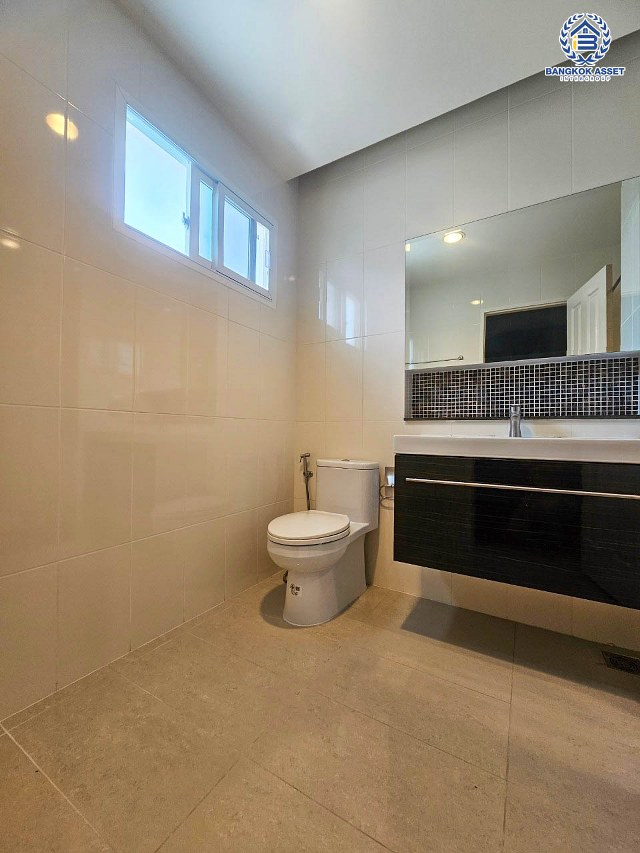 *****บ้านเดี่ยวมือสอง โครงการ เดอะเซนโทร รัตนาธิเบศร์ หลังมุม เนื้อที่ 84.10 ตร.ว. พื้นที่ใช้สอยกว้างกว่า 300 ตร.ม. ฟังก์ชัน 3 ห้องนอน 3 ห้องน้ำ 2 ที่จอดรถ บนทำเลเดินทางสะดวก เชื่อมต่อถนนรัตนาธิเบศร์ ถนนราชพฤกษ์ ถนนบางกรวย-ไทรน้อย ใกล้รถไฟฟ้าสายสีม่วง "สถานีบางพลู" และจุดขึ้นทางด่วน "งามวงศ์วาน"