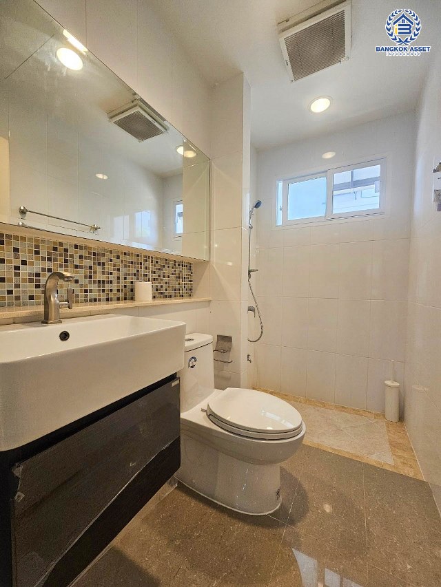 *****บ้านเดี่ยวมือสอง โครงการ เดอะเซนโทร รัตนาธิเบศร์ หลังมุม เนื้อที่ 84.10 ตร.ว. พื้นที่ใช้สอยกว้างกว่า 300 ตร.ม. ฟังก์ชัน 3 ห้องนอน 3 ห้องน้ำ 2 ที่จอดรถ บนทำเลเดินทางสะดวก เชื่อมต่อถนนรัตนาธิเบศร์ ถนนราชพฤกษ์ ถนนบางกรวย-ไทรน้อย ใกล้รถไฟฟ้าสายสีม่วง "สถานีบางพลู" และจุดขึ้นทางด่วน "งามวงศ์วาน"