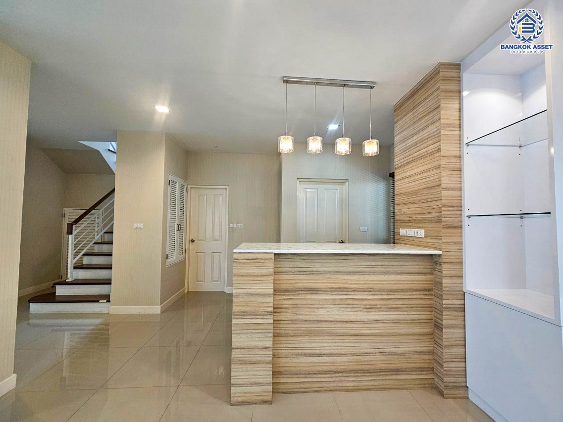 *****บ้านเดี่ยวมือสอง โครงการ เดอะเซนโทร รัตนาธิเบศร์ หลังมุม เนื้อที่ 84.10 ตร.ว. พื้นที่ใช้สอยกว้างกว่า 300 ตร.ม. ฟังก์ชัน 3 ห้องนอน 3 ห้องน้ำ 2 ที่จอดรถ บนทำเลเดินทางสะดวก เชื่อมต่อถนนรัตนาธิเบศร์ ถนนราชพฤกษ์ ถนนบางกรวย-ไทรน้อย ใกล้รถไฟฟ้าสายสีม่วง "สถานีบางพลู" และจุดขึ้นทางด่วน "งามวงศ์วาน"