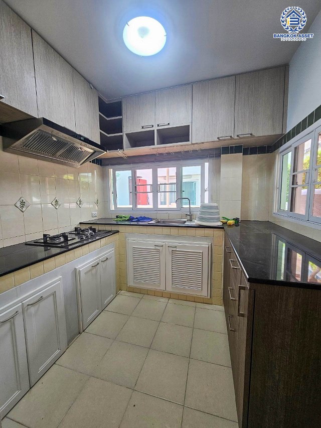 *****บ้านเดี่ยวมือสอง โครงการ เดอะเซนโทร รัตนาธิเบศร์ หลังมุม เนื้อที่ 84.10 ตร.ว. พื้นที่ใช้สอยกว้างกว่า 300 ตร.ม. ฟังก์ชัน 3 ห้องนอน 3 ห้องน้ำ 2 ที่จอดรถ บนทำเลเดินทางสะดวก เชื่อมต่อถนนรัตนาธิเบศร์ ถนนราชพฤกษ์ ถนนบางกรวย-ไทรน้อย ใกล้รถไฟฟ้าสายสีม่วง "สถานีบางพลู" และจุดขึ้นทางด่วน "งามวงศ์วาน"