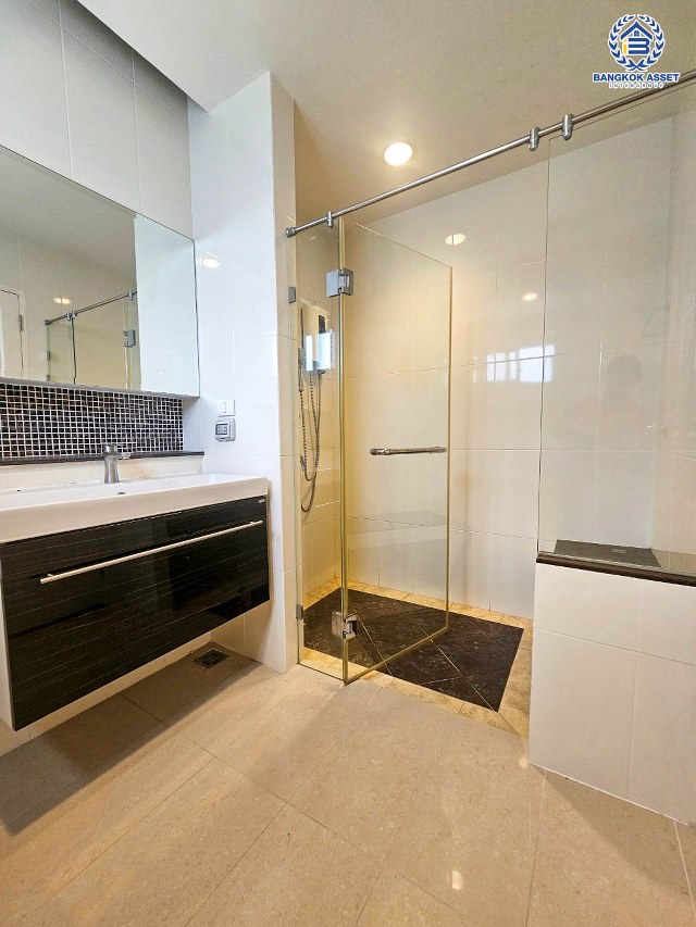 *****บ้านเดี่ยวมือสอง โครงการ เดอะเซนโทร รัตนาธิเบศร์ หลังมุม เนื้อที่ 84.10 ตร.ว. พื้นที่ใช้สอยกว้างกว่า 300 ตร.ม. ฟังก์ชัน 3 ห้องนอน 3 ห้องน้ำ 2 ที่จอดรถ บนทำเลเดินทางสะดวก เชื่อมต่อถนนรัตนาธิเบศร์ ถนนราชพฤกษ์ ถนนบางกรวย-ไทรน้อย ใกล้รถไฟฟ้าสายสีม่วง "สถานีบางพลู" และจุดขึ้นทางด่วน "งามวงศ์วาน"