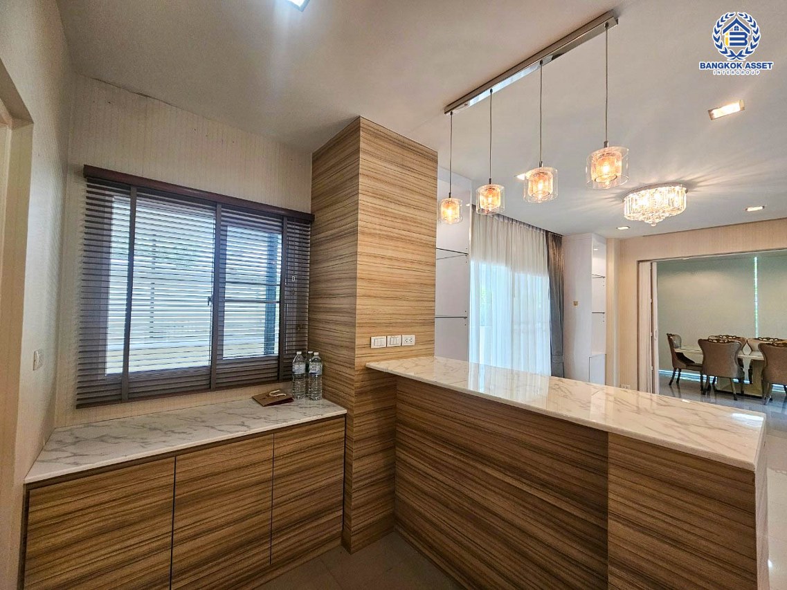 *****บ้านเดี่ยวมือสอง โครงการ เดอะเซนโทร รัตนาธิเบศร์ หลังมุม เนื้อที่ 84.10 ตร.ว. พื้นที่ใช้สอยกว้างกว่า 300 ตร.ม. ฟังก์ชัน 3 ห้องนอน 3 ห้องน้ำ 2 ที่จอดรถ บนทำเลเดินทางสะดวก เชื่อมต่อถนนรัตนาธิเบศร์ ถนนราชพฤกษ์ ถนนบางกรวย-ไทรน้อย ใกล้รถไฟฟ้าสายสีม่วง "สถานีบางพลู" และจุดขึ้นทางด่วน "งามวงศ์วาน"