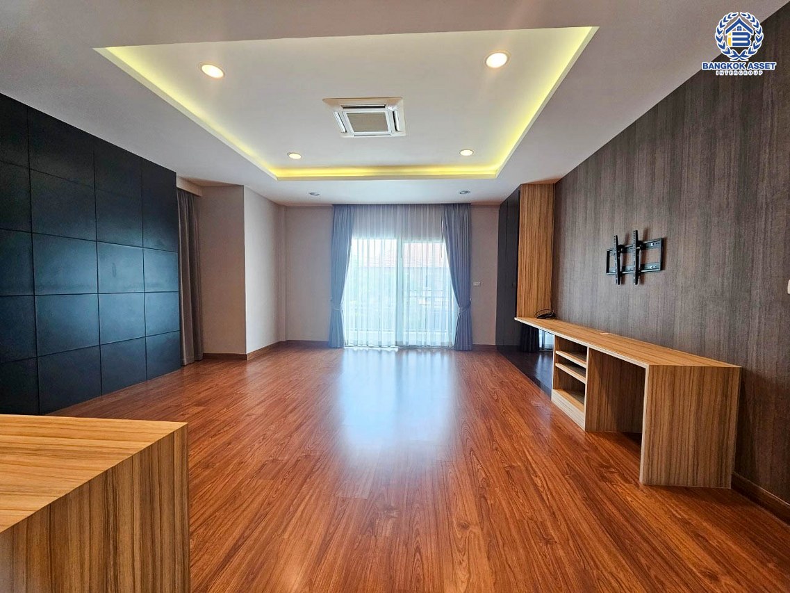 *****บ้านเดี่ยวมือสอง โครงการ เดอะเซนโทร รัตนาธิเบศร์ หลังมุม เนื้อที่ 84.10 ตร.ว. พื้นที่ใช้สอยกว้างกว่า 300 ตร.ม. ฟังก์ชัน 3 ห้องนอน 3 ห้องน้ำ 2 ที่จอดรถ บนทำเลเดินทางสะดวก เชื่อมต่อถนนรัตนาธิเบศร์ ถนนราชพฤกษ์ ถนนบางกรวย-ไทรน้อย ใกล้รถไฟฟ้าสายสีม่วง "สถานีบางพลู" และจุดขึ้นทางด่วน "งามวงศ์วาน"