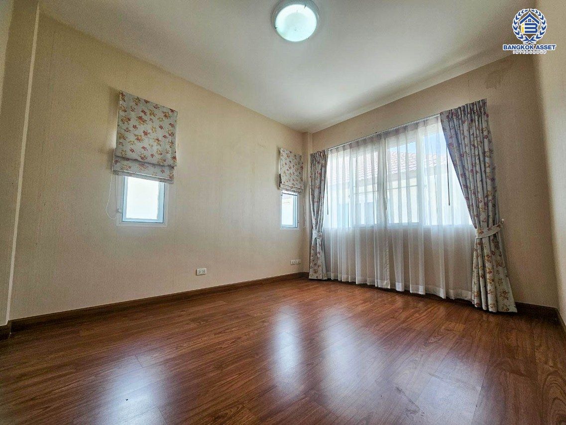 *****บ้านเดี่ยวมือสอง โครงการ เดอะเซนโทร รัตนาธิเบศร์ หลังมุม เนื้อที่ 84.10 ตร.ว. พื้นที่ใช้สอยกว้างกว่า 300 ตร.ม. ฟังก์ชัน 3 ห้องนอน 3 ห้องน้ำ 2 ที่จอดรถ บนทำเลเดินทางสะดวก เชื่อมต่อถนนรัตนาธิเบศร์ ถนนราชพฤกษ์ ถนนบางกรวย-ไทรน้อย ใกล้รถไฟฟ้าสายสีม่วง "สถานีบางพลู" และจุดขึ้นทางด่วน "งามวงศ์วาน"