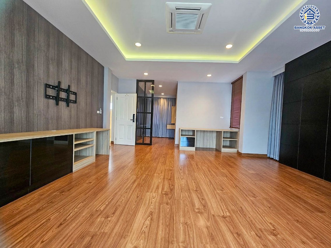 *****บ้านเดี่ยวมือสอง โครงการ เดอะเซนโทร รัตนาธิเบศร์ หลังมุม เนื้อที่ 84.10 ตร.ว. พื้นที่ใช้สอยกว้างกว่า 300 ตร.ม. ฟังก์ชัน 3 ห้องนอน 3 ห้องน้ำ 2 ที่จอดรถ บนทำเลเดินทางสะดวก เชื่อมต่อถนนรัตนาธิเบศร์ ถนนราชพฤกษ์ ถนนบางกรวย-ไทรน้อย ใกล้รถไฟฟ้าสายสีม่วง "สถานีบางพลู" และจุดขึ้นทางด่วน "งามวงศ์วาน"