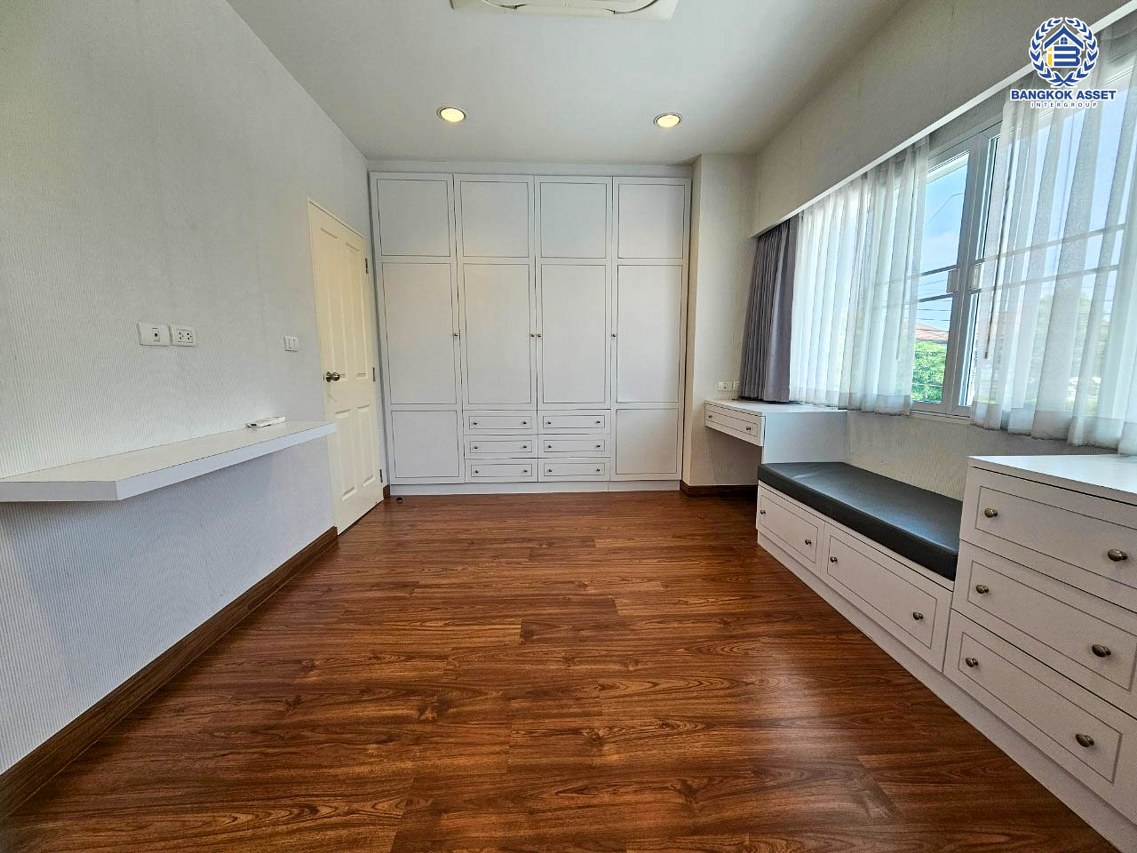 *****บ้านเดี่ยวมือสอง โครงการ เดอะเซนโทร รัตนาธิเบศร์ หลังมุม เนื้อที่ 84.10 ตร.ว. พื้นที่ใช้สอยกว้างกว่า 300 ตร.ม. ฟังก์ชัน 3 ห้องนอน 3 ห้องน้ำ 2 ที่จอดรถ บนทำเลเดินทางสะดวก เชื่อมต่อถนนรัตนาธิเบศร์ ถนนราชพฤกษ์ ถนนบางกรวย-ไทรน้อย ใกล้รถไฟฟ้าสายสีม่วง "สถานีบางพลู" และจุดขึ้นทางด่วน "งามวงศ์วาน"