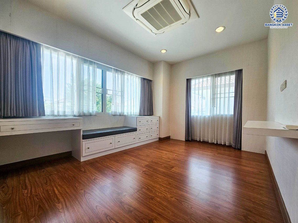 *****บ้านเดี่ยวมือสอง โครงการ เดอะเซนโทร รัตนาธิเบศร์ หลังมุม เนื้อที่ 84.10 ตร.ว. พื้นที่ใช้สอยกว้างกว่า 300 ตร.ม. ฟังก์ชัน 3 ห้องนอน 3 ห้องน้ำ 2 ที่จอดรถ บนทำเลเดินทางสะดวก เชื่อมต่อถนนรัตนาธิเบศร์ ถนนราชพฤกษ์ ถนนบางกรวย-ไทรน้อย ใกล้รถไฟฟ้าสายสีม่วง "สถานีบางพลู" และจุดขึ้นทางด่วน "งามวงศ์วาน"