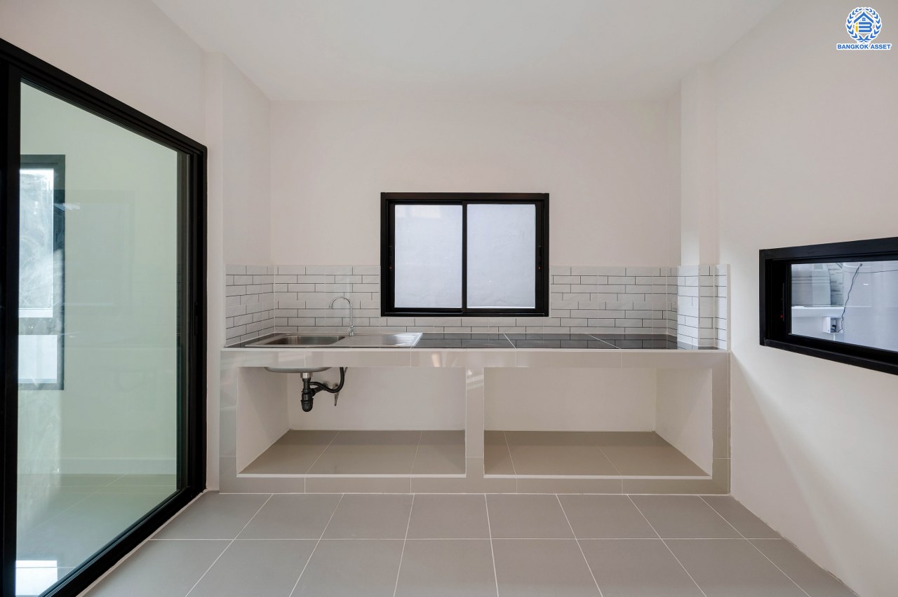 บ้านมือสองตกแต่งใหม่ โครงการ เพอร์เฟคเพลส รัตนาธิเบศร์-ไทรม้า รองรับความสุข บนเนื้อที่ 71.8 ตร.ว. พื้นที่ใช้สอย 363.83 ตร.ม. ฟังก์ชัน 4 ห้องนอน 3 ห้องน้ำ จอดรถได้ 2 คัน ทำเลเชื่อมต่อได้หลายเส้นทาง ติดถนนรัตนาธิเบศร์ และรถไฟฟ้าสายสีม่วง "สถานีบางรักน้อยท่าอิฐ"...